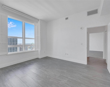 950 Brickell Bay Dr - Photo Thumbnail 16