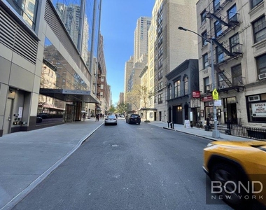 East 87th Street - Photo Thumbnail 5