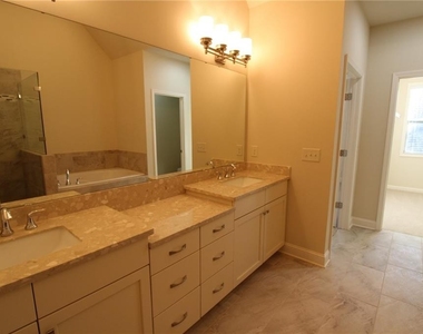 3880 Glenview Club Lane - Photo Thumbnail 18