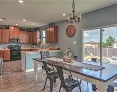 1033 Sagebrush Drive - Photo Thumbnail 2