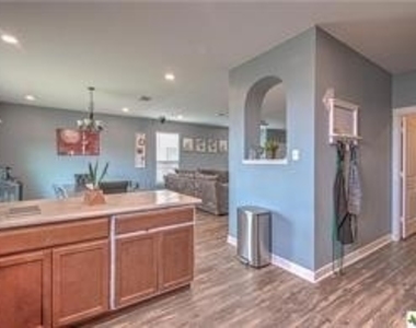 1033 Sagebrush Drive - Photo Thumbnail 4