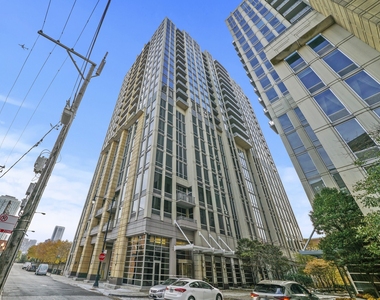 700 N Larrabee Street - Photo Thumbnail 0