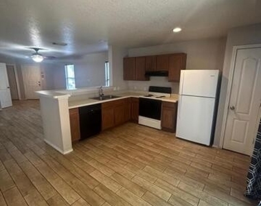 323 Amberdale Oak - Photo Thumbnail 4