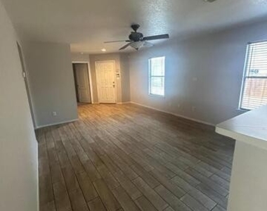 323 Amberdale Oak - Photo Thumbnail 7