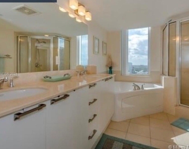 16699 Collins Ave - Photo Thumbnail 7