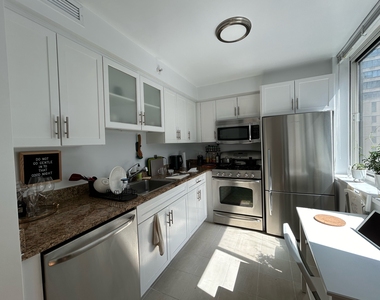 33 West End Avenue - Photo Thumbnail 2