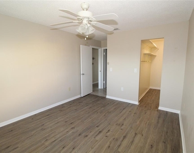 1007 Burbank Court - Photo Thumbnail 9