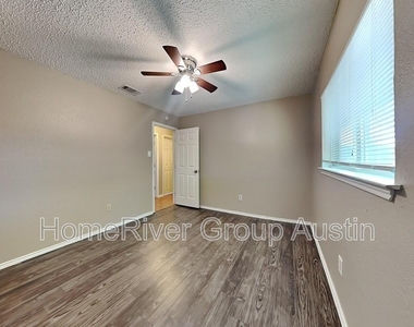 1007 Edgerly Ln - Photo Thumbnail 4