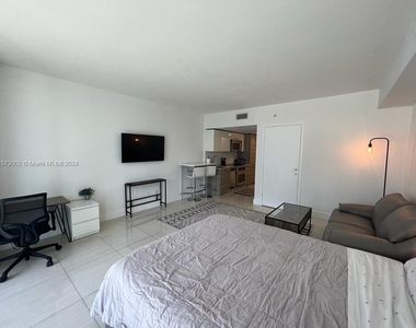 1300 Brickell Bay Dr - Photo Thumbnail 4