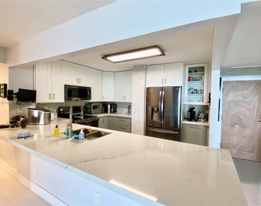 6450 Collins Ave - Photo Thumbnail 2