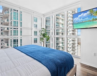 951 Brickell Ave - Photo Thumbnail 2