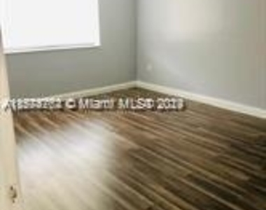 919 Hillcrest Dr - Photo Thumbnail 3