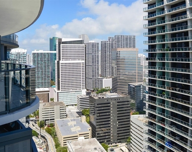 1000 Brickell Plz - Photo Thumbnail 1