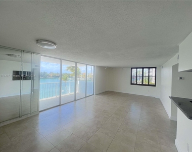 5838 Collins Ave - Photo Thumbnail 1