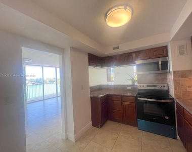 5838 Collins Ave - Photo Thumbnail 10