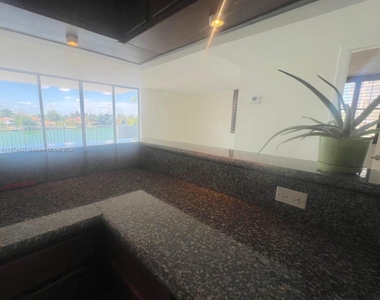 5838 Collins Ave - Photo Thumbnail 13