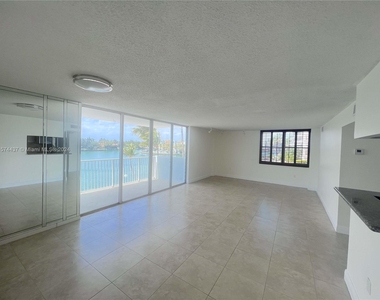 5838 Collins Ave - Photo Thumbnail 2