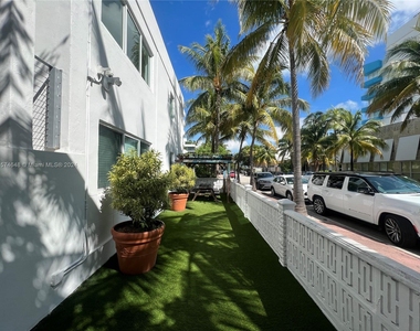 220 Collins Ave - Photo Thumbnail 11