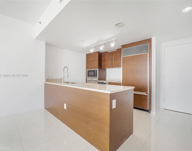 465 Brickell Ave - Photo Thumbnail 1