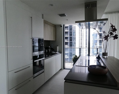 1000 Brickell Plz - Photo Thumbnail 5