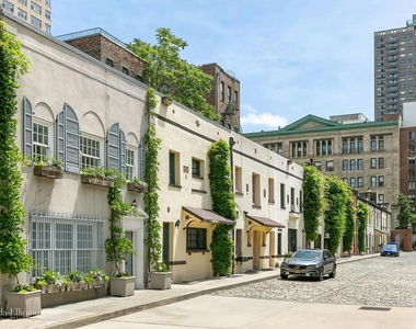 64 Washington Mews - Photo Thumbnail 17