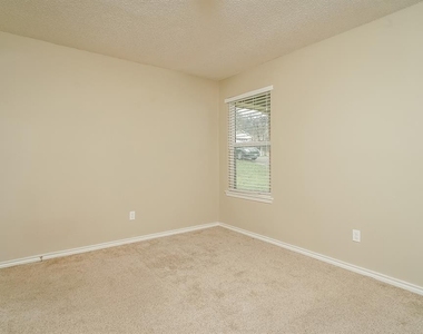 4820 Crest Drive - Photo Thumbnail 11