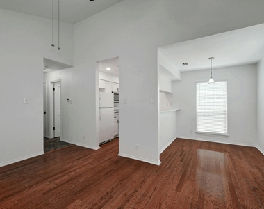 913 Sirocco Dr - Photo Thumbnail 3