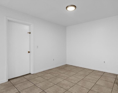 5214 Kempston Drive - Photo Thumbnail 5