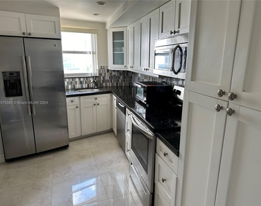 6039 Collins Ave - Photo Thumbnail 4