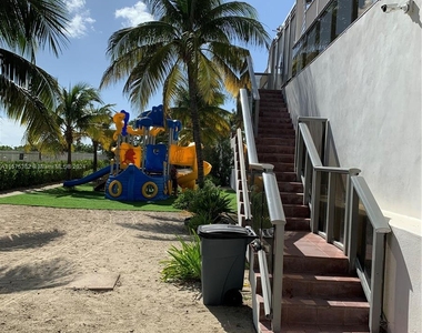 6039 Collins Ave - Photo Thumbnail 21