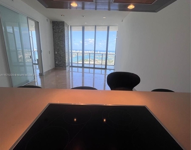 1100 Biscayne Blvd - Photo Thumbnail 4