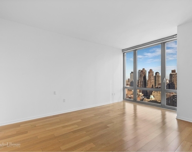 310 W 52nd St - Photo Thumbnail 7