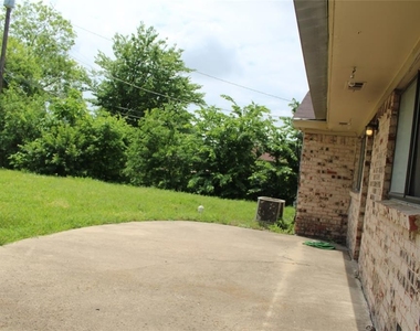 2720 Belhaven Drive - Photo Thumbnail 4