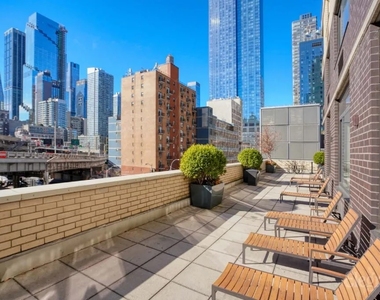 West 42nd Street - Photo Thumbnail 5