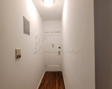 25-54 38th Street - Photo Thumbnail 2