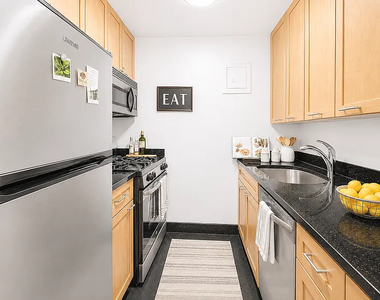 4th Avenue- East 13th - Photo Thumbnail 2