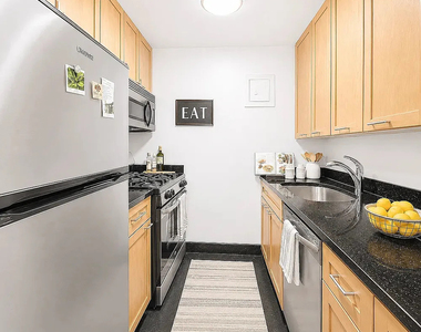 4th Avenue- East 13th - Photo Thumbnail 6