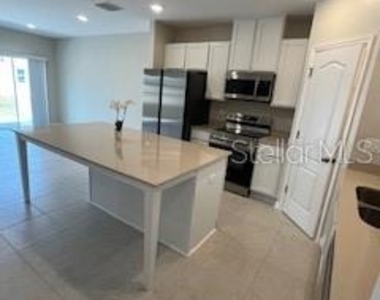 4121 Collegiate Boulevard - Photo Thumbnail 4