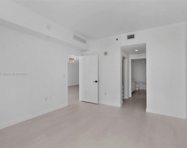 951 Brickell Ave - Photo Thumbnail 4