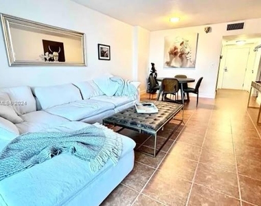 2301 Collins Ave - Photo Thumbnail 6