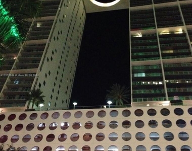 500 Brickell Ave - Photo Thumbnail 0