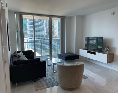 500 Brickell Ave - Photo Thumbnail 6