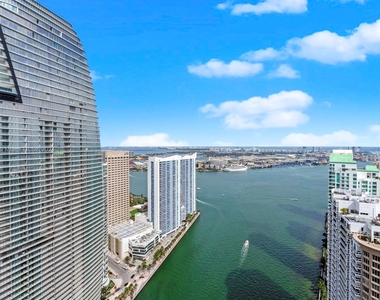 465 Brickell Ave - Photo Thumbnail 6