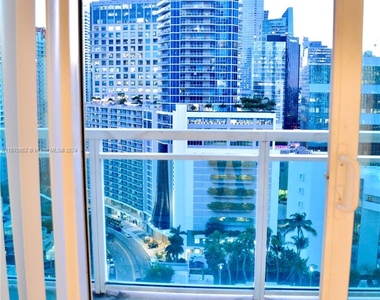 950 Brickell Bay - Photo Thumbnail 7