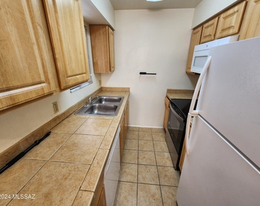 1810 E Blacklidge Drive - Photo Thumbnail 5