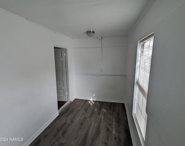 409 E Oak Street - Photo Thumbnail 8