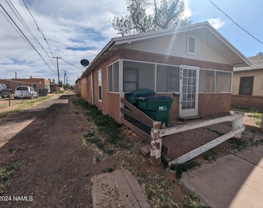 409 E Oak Street - Photo Thumbnail 1