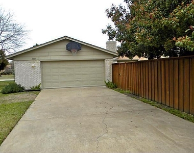 2804 Royal Oaks Drive - Photo Thumbnail 16