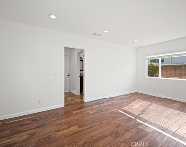 13510 Kittridge Street - Photo Thumbnail 11