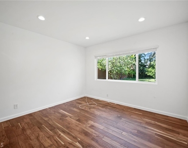 13510 Kittridge Street - Photo Thumbnail 5